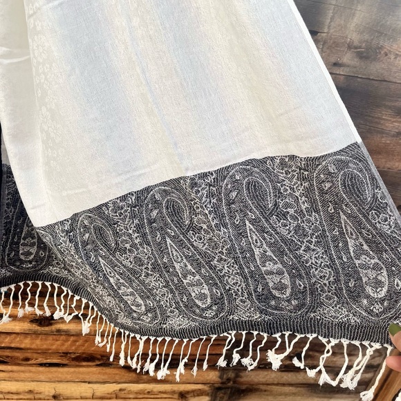 UNBRANDED | Oversized Paisley B&W Scarf - Picture 3 of 4